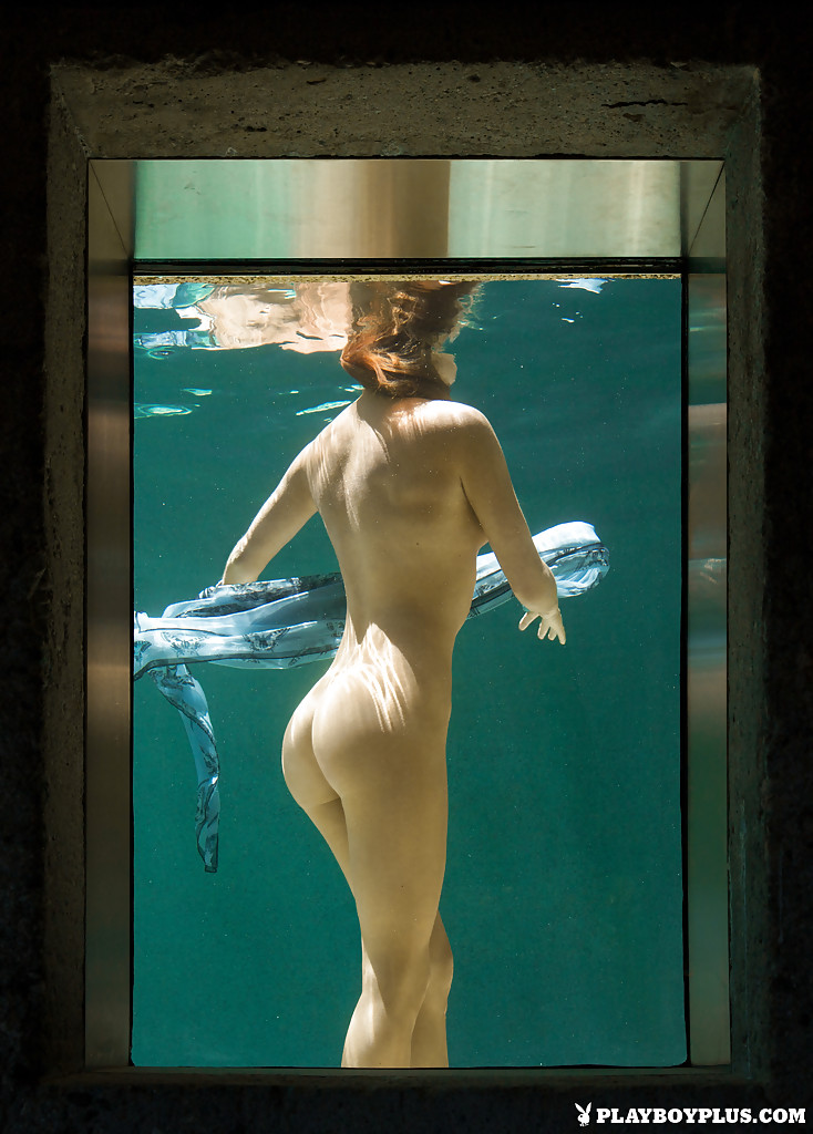 Курортница Gia Marie купается в бассейне голой 16 фотография