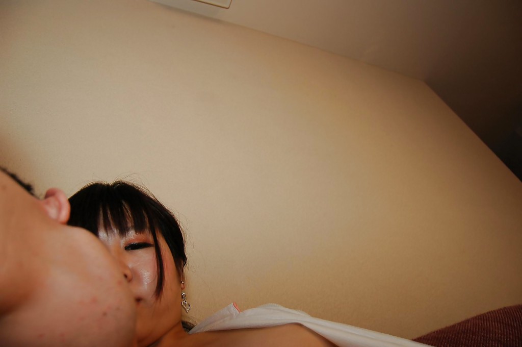 Японка делает минет и принимает член в волосатую щелку 5 фотография