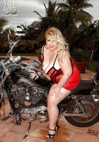 Толстая байкерша имеет себя самотыком возле мотоцикла 2 фотография