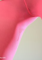 Худышка Christy Charming в розовых колготках занялась писсингом 3 фото