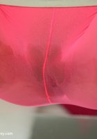 Худышка Christy Charming в розовых колготках занялась писсингом 4 фотография