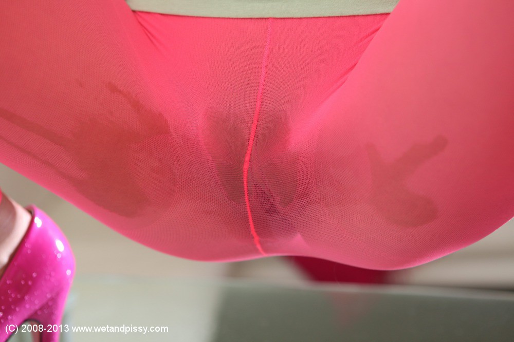 Худышка Christy Charming в розовых колготках занялась писсингом 4 фотография