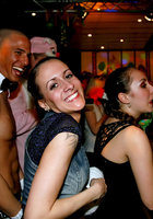Стриптизеры развлекают возбужденных дамочек в клубе 1 фото