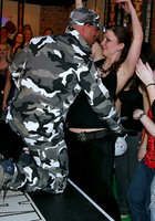 Стриптизеры развлекают возбужденных дамочек в клубе 2 фотография