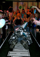 Стриптизеры развлекают возбужденных дамочек в клубе 4 фото