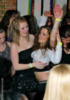 Стриптизеры развлекают возбужденных дамочек в клубе 5 фотография