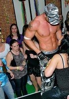 Стриптизеры развлекают возбужденных дамочек в клубе 7 фотография