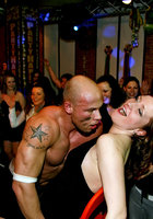 Стриптизеры развлекают возбужденных дамочек в клубе 9 фотография