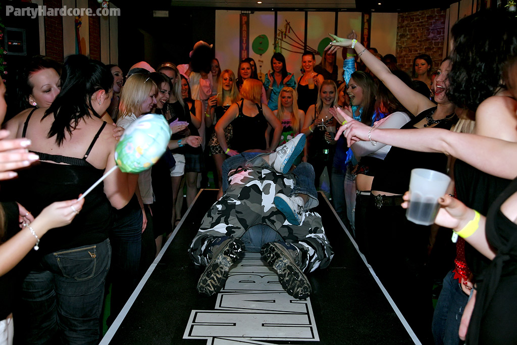 Стриптизеры развлекают возбужденных дамочек в клубе 4 фотография