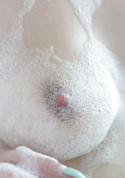 Шалунья моется в ванной и показывает открытую вагину 12 фото