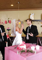 Рыжая подруга невесты пососала жениху на свадьбе 16 фотография