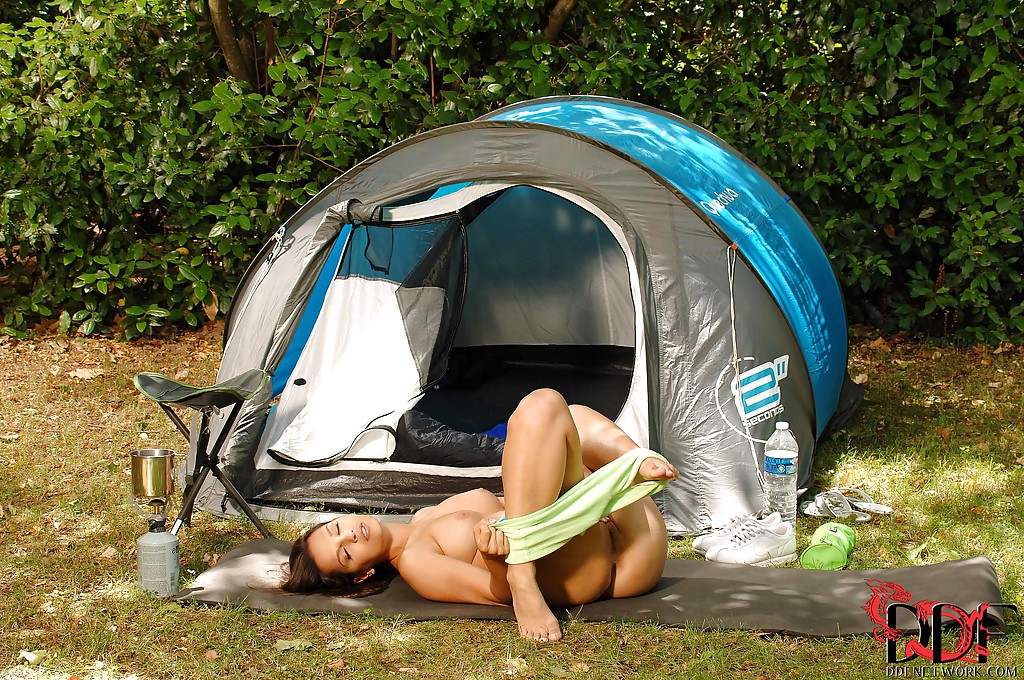 Туристка раздевается у своей палатки 7 фотография