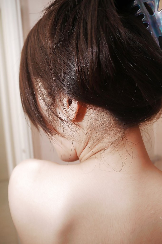 Худая японка Riko Kariya моется под душем 12 фотография