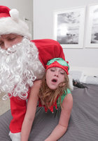 Санта Клаус пялит длинным хером прелестницу Lizzie Bell 8 фотография
