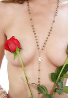 Обнаженная красавица Victoria Rae Black позирует с розами 6 фотография