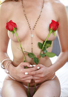 Обнаженная красавица Victoria Rae Black позирует с розами 7 фотография
