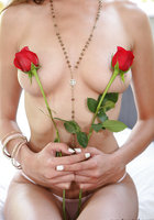 Обнаженная красавица Victoria Rae Black позирует с розами 8 фотография
