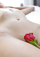 Обнаженная красавица Victoria Rae Black позирует с розами 14 фото