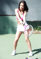 Теннисистка Dillion Harper тренируется с голой грудью и без трусиков 4 фото