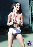 Теннисистка Dillion Harper тренируется с голой грудью и без трусиков 16 фото