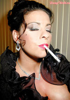 Курящая пышка позирует в эротическом костюме 8 фото