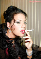 Курящая пышка позирует в эротическом костюме 9 фото