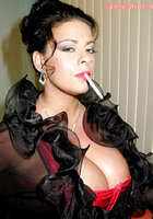 Курящая пышка позирует в эротическом костюме 10 фото