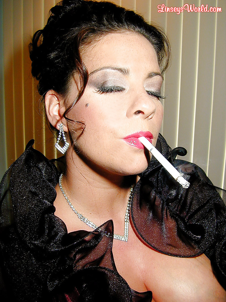 Курящая пышка позирует в эротическом костюме 8 фотография