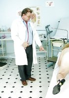 Доктор осматривает влагалище престарелой пациентки 6 фотография