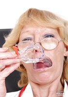 Пенсионерка раскрывает влагалище в кабинете гинеколога 8 фотография