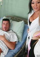 Докторша с ассистенткой вылечили пациента сексом 6 фото