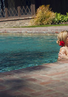 Туристки Cherie DeVille и Dani Daniels резвятся в бассейне 12 фотография
