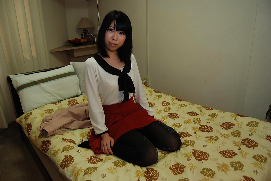 Японка раздевается и мастурбирует волосатую вагину 3 фотография