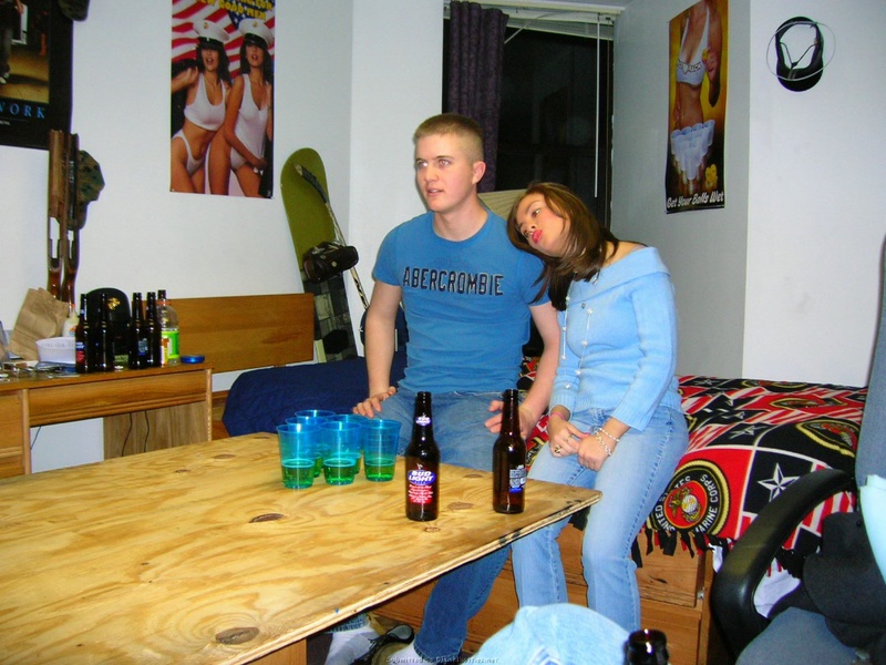 Молодая кокетка шалит в синей униформе в гостях у парня 7 фотография