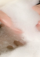 Голая цыпочка купается в ванне с пеной 1 фото