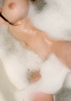 Голая цыпочка купается в ванне с пеной 7 фото