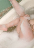 Голая цыпочка купается в ванне с пеной 11 фото