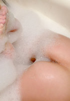 Голая цыпочка купается в ванне с пеной 13 фото