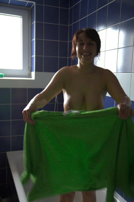 Сисястая женщина искупалась в ванной 9 фотография