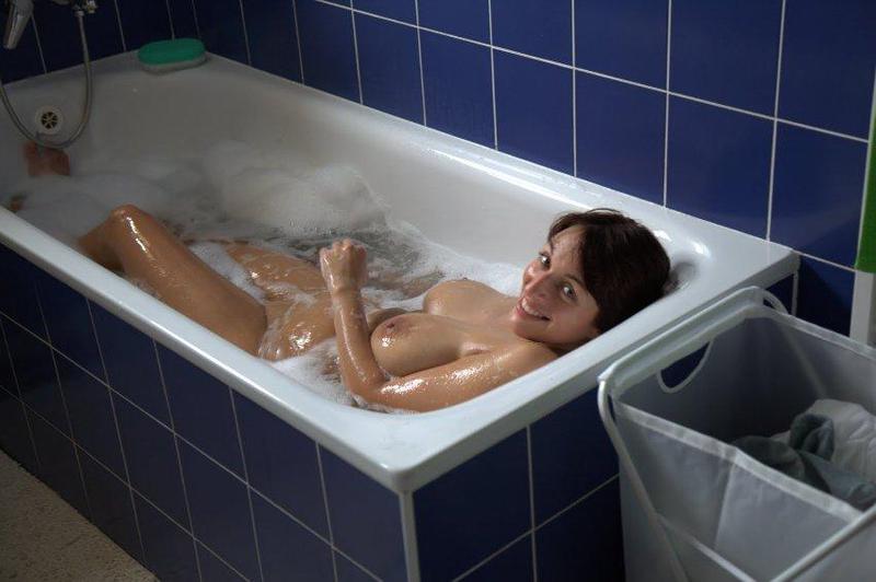 Сисястая женщина искупалась в ванной 8 фотография