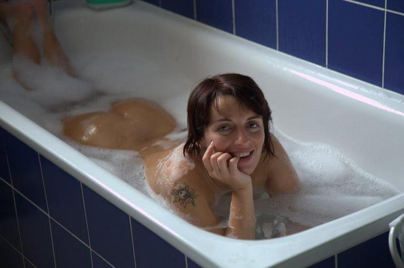 Сисястая женщина искупалась в ванной 5 фотография