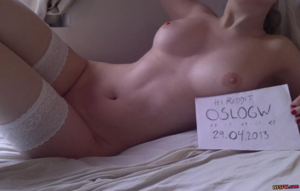Сексуальная девка хвастается интимными местами в своей комнате 16 фотография