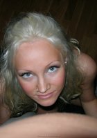 Сексуальная блондинка дома позирует в одних трусиках 6 фотография