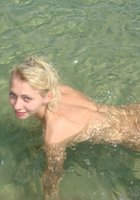 Нежная блондинка показывает голое тело на море 14 фотография