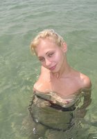 Нежная блондинка показывает голое тело на море 3 фотография