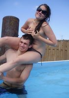 Девушка без лифчика шалит с парнем в бассейне 12 фотография