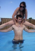 Девушка без лифчика шалит с парнем в бассейне 14 фото
