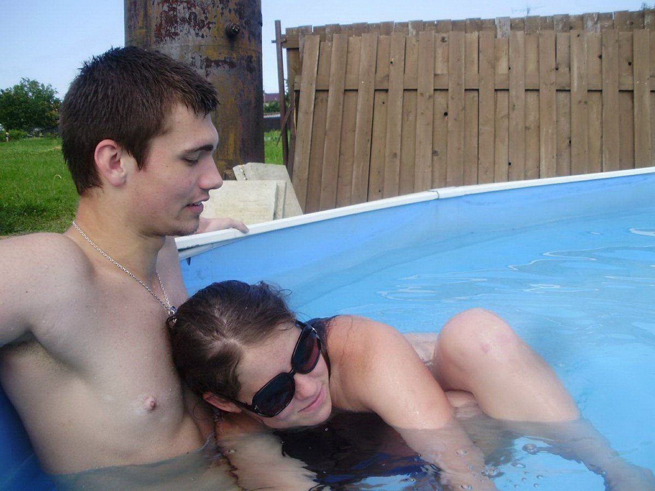 Девушка без лифчика шалит с парнем в бассейне 10 фотография