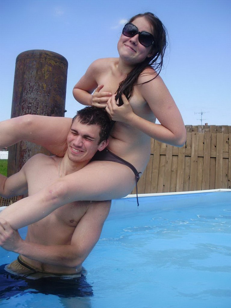 Девушка без лифчика шалит с парнем в бассейне 12 фотография