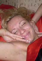 Блондинистая мамка трахает киску на диване 3 фотография